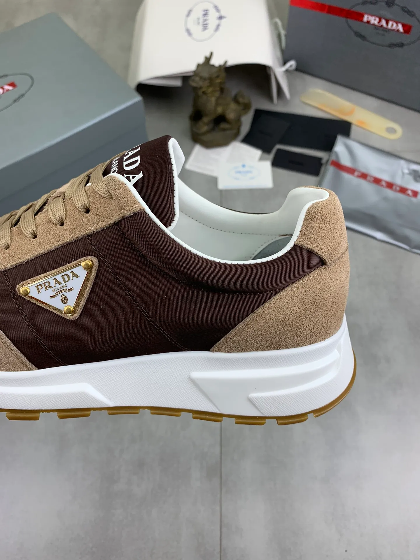 Men's shoes 💰P562💰[New model] The top version is available on the official website, 🆘 The trendy brand (PRADA) mainly promotes the popular model, avant-garde and versatile fashionable men's shoes, private version mold opening, cowhide surface splicing 1:1 replica... fashionable and simple, original imported cowhide and lining cowhide feet; the atmosphere and personality are more fashionable, eye-catching and pursuing class. It will subvert the old idea and be a must-have for fashion trendsetters with you! Must keep it for yourself! Tall and comfortable, large and low, high-end quality workmanship. Code number: 38-44 (45 customized) 4️⃣ colors available.